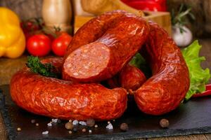 saucisses de porc sur bois photo