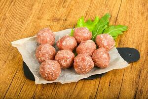 boulettes de viande crue photo