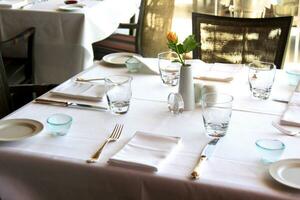 restaurant table arrangement photo