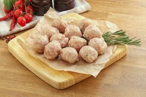 boulettes de poulet cru pour la cuisson photo