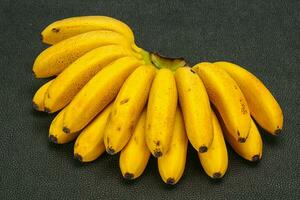 mini tas de bananes sucrées mûres photo
