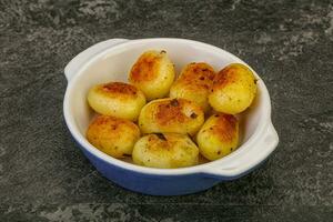 pommes de terre grelots rôties dans le bol photo