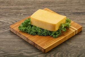 savoureuse brique de fromage tilsiter jaune photo