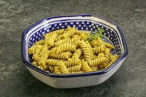 pâtes italiennes fusilli au pesto photo