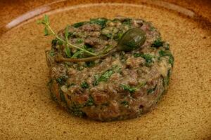 tartare de boeuf cru aux câpres photo