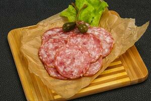 saucisson espagnol salchichon avec salade photo