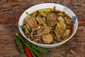 soupe de style thaï avec de la viande et des champignons photo