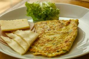 omelette au fromage et salade photo