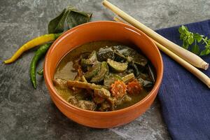 thaïlandais vert curry soupe avec basilic photo