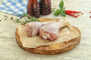 cuisse de poulet crue par-dessus bord photo