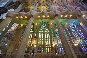 à l'intérieur de la sagrada familia, espagne photo