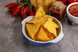 mexicain blé Nachos frites avec salsa photo