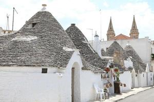 paysage urbain de maisons trulli typiques à alberobello italie photo