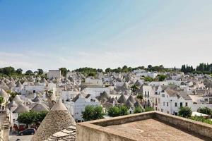 paysage urbain de maisons trulli typiques à alberobello italie photo