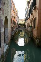 paysage urbain traditionnel de venise avec canal étroit, gondole photo