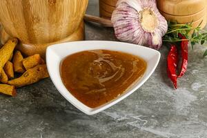 Indien curry sauce dans le bol photo