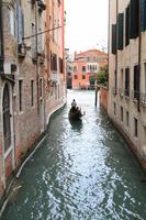 paysage urbain traditionnel de venise avec canal étroit, gondole photo