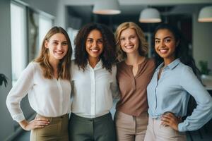 groupe de décontractée affaires travail en équipe Hommes et femmes à la recherche à caméra avec franchi bras dans bureau, Nouveau génération de énergique entrepreneurs concept. ai génératif photo