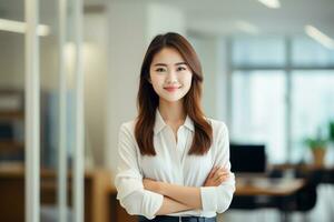 content décontractée femme d'affaires à la recherche à caméra avec franchi bras dans bureau, Nouveau génération de énergique entrepreneurs concept. ai génératif photo