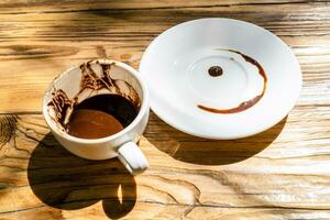 tasse de turc café avec terrains et soucoupe photo
