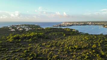 drone aérien vue de le méditerranéen mer à le lever du soleil de Darséna, lagune dans Portocolom, Majorque, Baléares îles phare sur le falaises photo