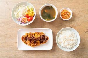 tonkatsu - escalope de porc japonaise frite avec un ensemble de riz photo