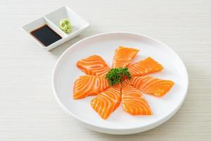 sashimi cru de saumon frais sur plaque photo