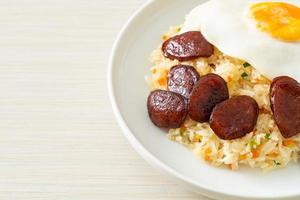 riz frit avec oeuf au plat et saucisse chinoise photo