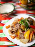 frit du boeuf Viande dans pétrole avec patates, oignons, cloche poivrons selon à le ouïghour recette photo