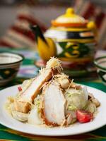 César salade avec poulet sein, herbes et fromage. asiatique style photo