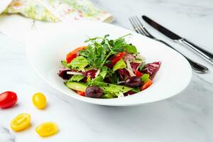 salade de légumes verts, salade feuilles, concombres, rose oignons, côté vue photo