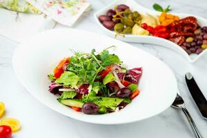 salade de légumes verts, salade feuilles, concombres, rose oignons, côté vue photo