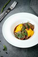 en purée patates avec Viande, sauce et herbes dans une Profond assiette côté vue photo