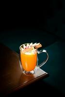tropical Orange cocktail avec cannelle côté vue photo