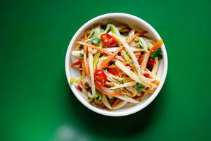 chinois chou salade fabriqué avec carotte sur une vert Contexte. vue de au-dessus de. chinois cuisine, ingrédient pour hotpot photo