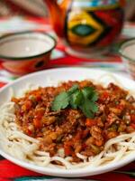 le Oriental plat guiru lagman est fait maison nouilles frit avec Viande, des légumes et herbes. est cuisine photo