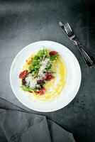salade avec rouge chou, Viande, fromage et herbes avec sauce dans une rond assiette Haut vue photo