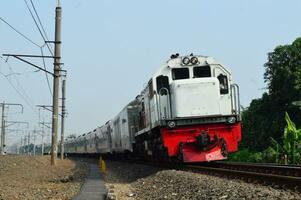 le train est fonctionnement sur le rails vers le destination photo