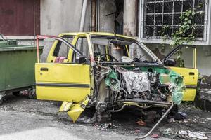 voiture accidentée cassée dans un lotissement à kuala lumpur. photo