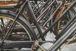 vieux et sale avec rouillé classique vélo photo