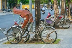 pousse-pousse local transport pour touristes. dans vietnam photo