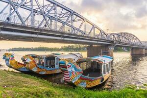 traditionnel dragon bateau dans teinte vietnam photo