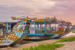 traditionnel dragon bateau dans teinte vietnam photo