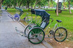 pousse-pousse local transport pour touristes. dans vietnam photo