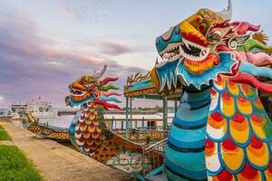 traditionnel dragon bateau dans teinte vietnam photo