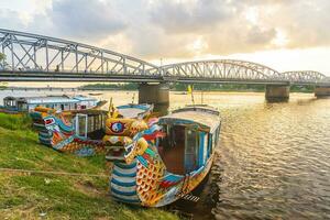 traditionnel dragon bateau dans teinte vietnam photo