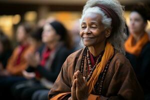 spirituel des moments de multi ethnique prière reflétant dans serein teintes de méditation photo