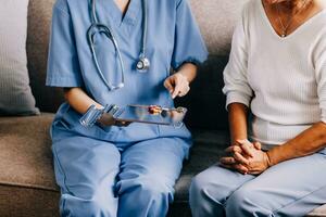 médecin et patient séance et parlant à médical examen à hôpital bureau, fermer. thérapeute remplissage en haut des médicaments histoire enregistrements. médicament et soins de santé concept. photo