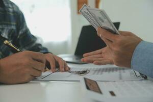 réel biens agent et client signature Contrat à acheter loger, Assurance ou prêt réel immobilier.rent une maison, obtenir Assurance ou prêt réel biens ou propriété. photo