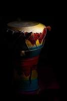 percussions africaines originales sur fond noir photo